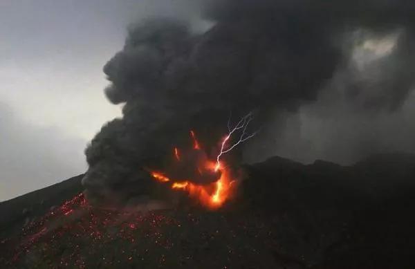 60万日本人目睹火山喷发，现场黑烟直冲云霄，东京有危险了？